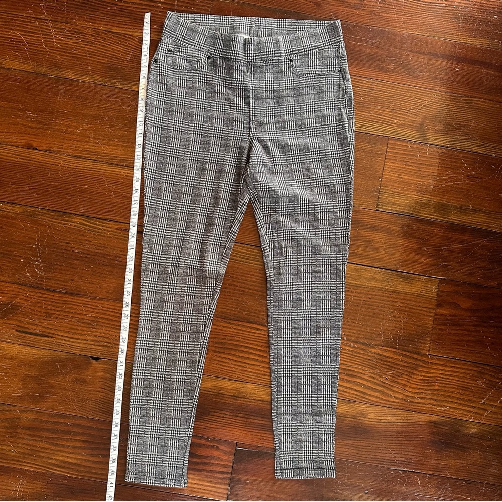 Seven7 Gray Leggings with Geometric Elegance